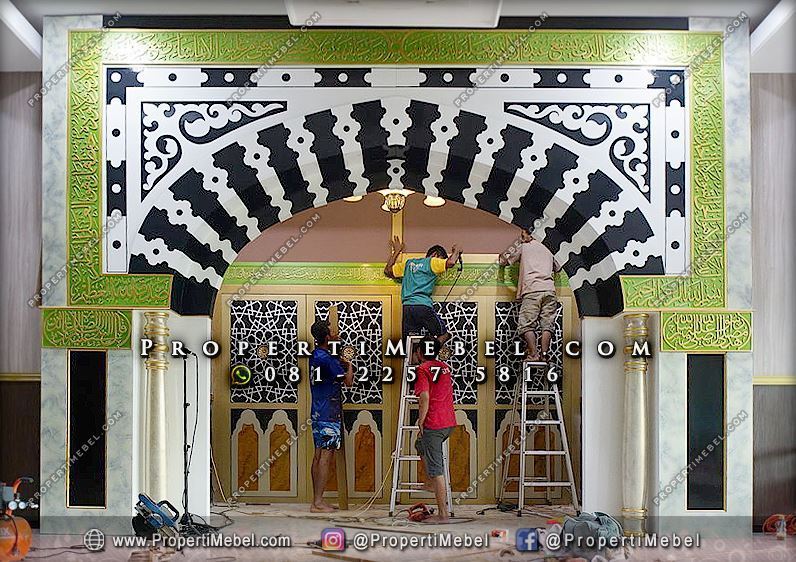Replika Mihrab Masjid Nabawi dari Kayu Jati
