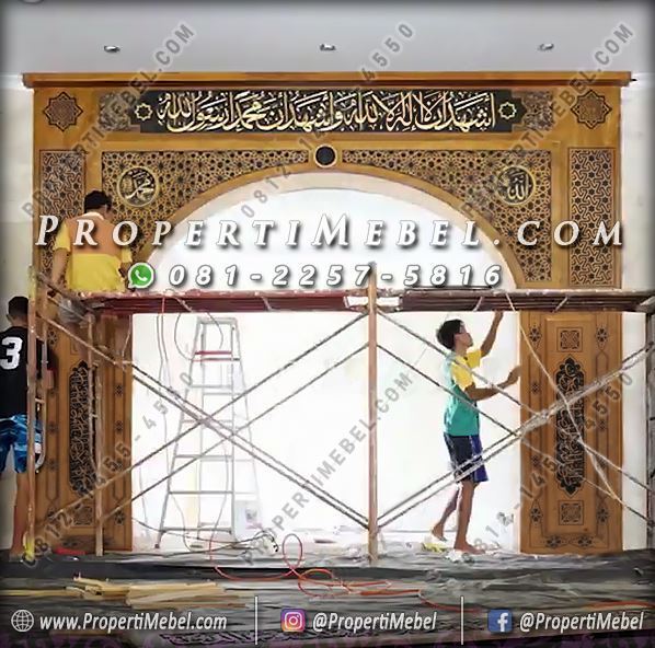 Pengrajin Kaligrafi Mihrab Masjid Ukir Kayu Jati